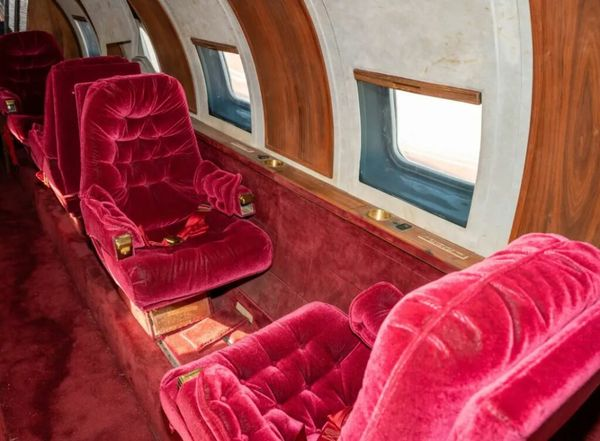 Inside Elvis Presley’s Legendary Private Jet: A Glimpse into the King’s Extravagant Lifestyle