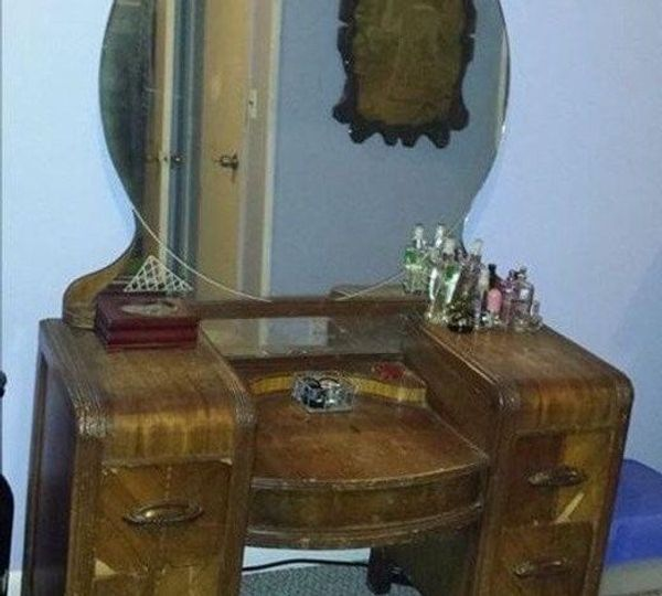 Transforming Your Vintage Vanity Table: A Guide for Vintage Enthusiasts